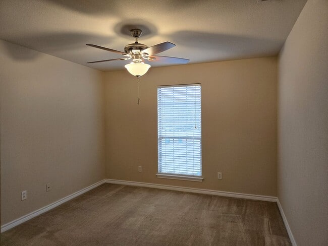 Building Photo - Robinson Townhome