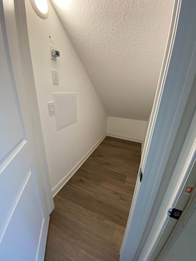 Building Photo - 3 Bedroom End Unit