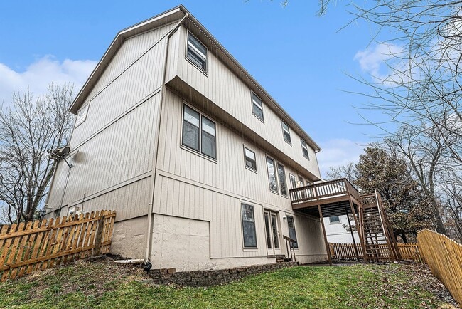 Building Photo - 4 Bed 5 Bath home creek view in back