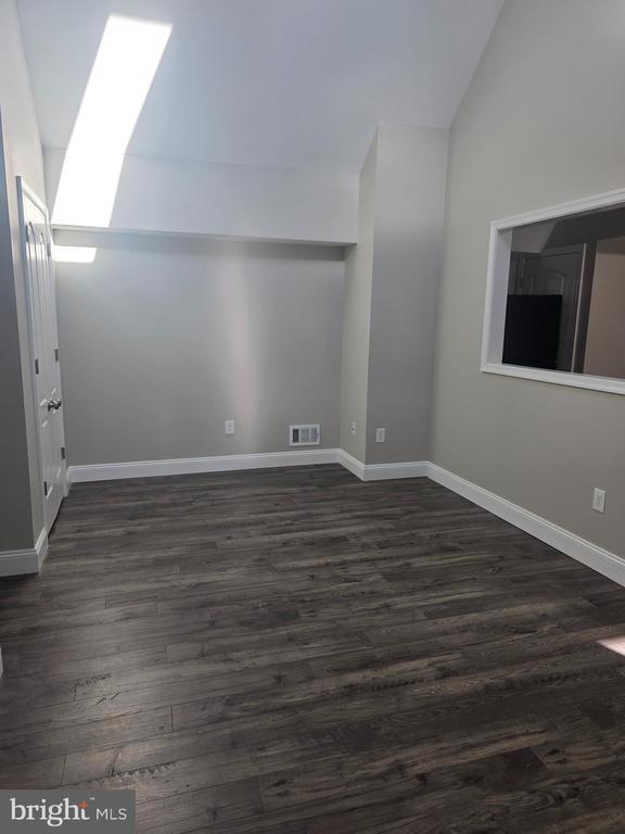 Building Photo - 320 Main St