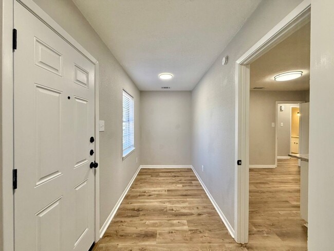 Building Photo - Tour Today!  Newly Renovated 2-Bedroom, 1-Bath Duplex!