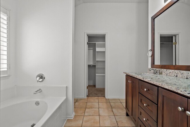 Building Photo - $500 off the first month's rent + move-in on or before 4/20