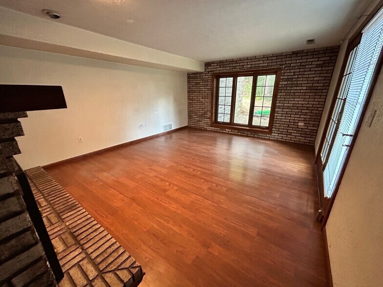 Walkout basement family room - 818 N Timberline Cir W
