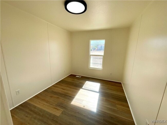 Building Photo - Move In Ready-3 Bedroom 2 Bath -