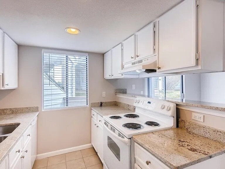 Building Photo - 17050 E Ford Dr