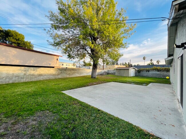 Building Photo - 824 N San Diego Ave