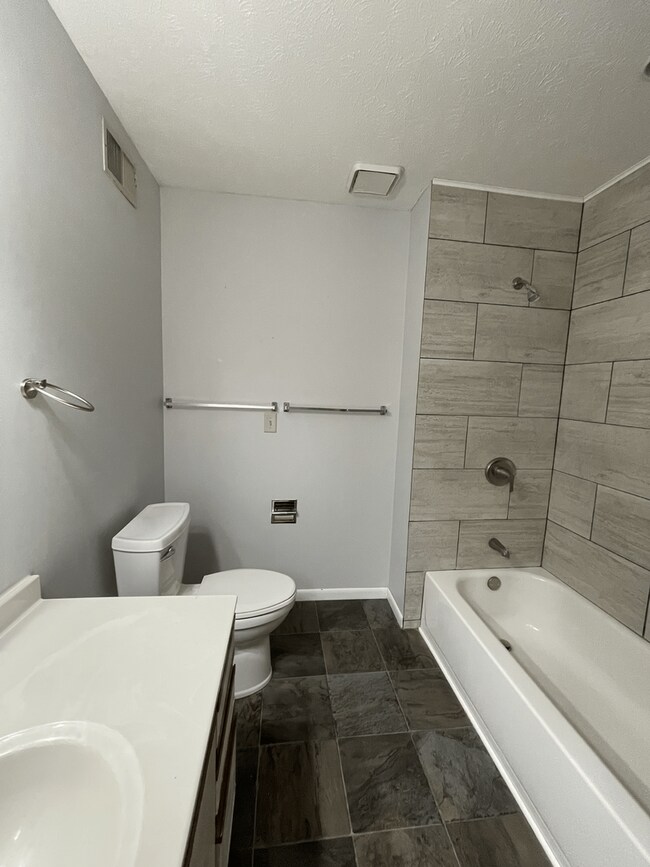 Building Photo - 602 W 23rd Ave