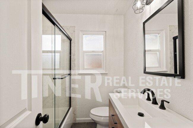 Building Photo - 2017 Buckeye Dr