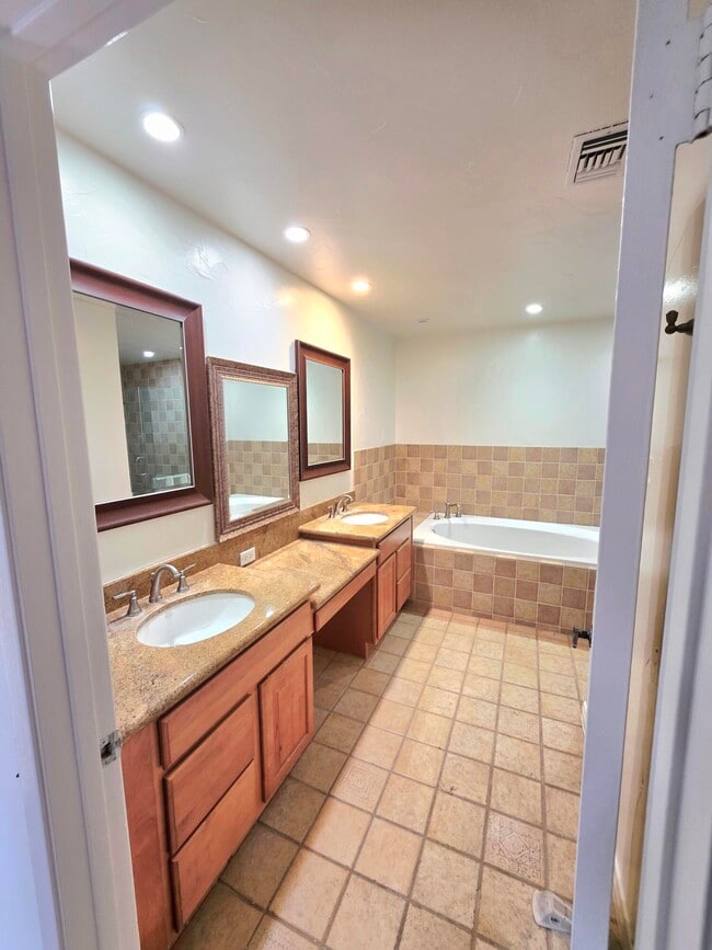 Building Photo - 40329 Sagewood Dr