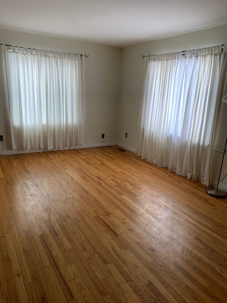 Upstairs livingroom - 3224 E 21st Ave