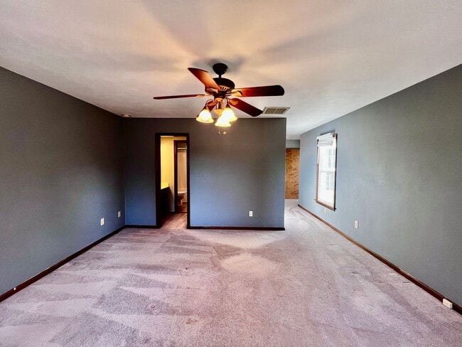 Building Photo - Welcome to this beautiful home in Salem La...