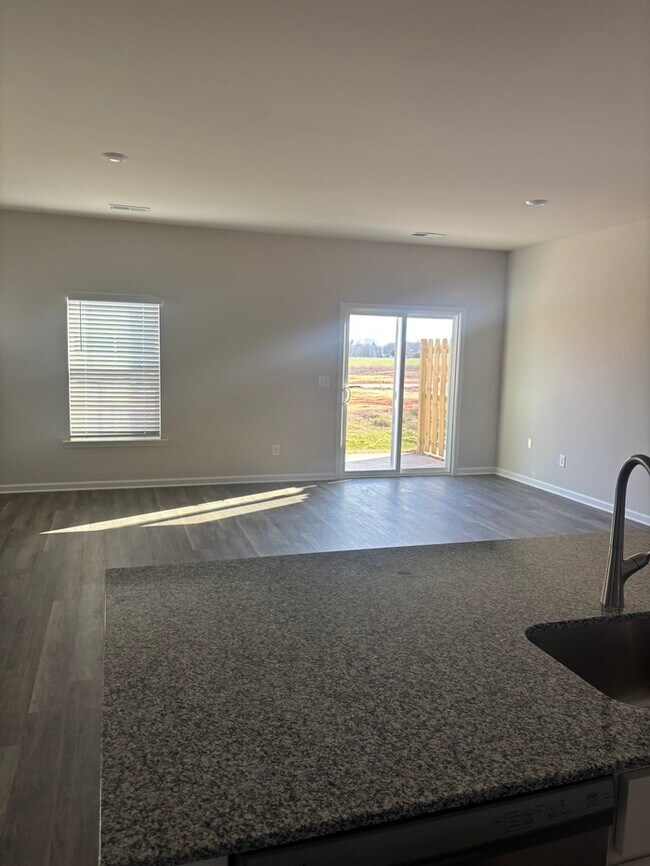 Building Photo - SPacious 3 bedroom 2 1/2 bath home