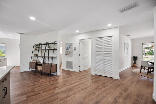 Building Photo - 456 Yacht Harbor Dr