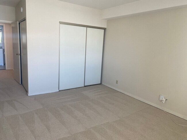Building Photo - Remodeled 1BR Condo @ Opera Plaza with Ame...