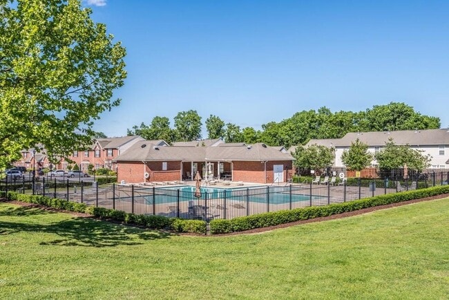 Building Photo - Spotless 2 bedroom townhome in Hardison Hills
