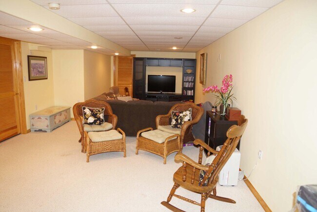 Building Photo - 402 Bollen Ct