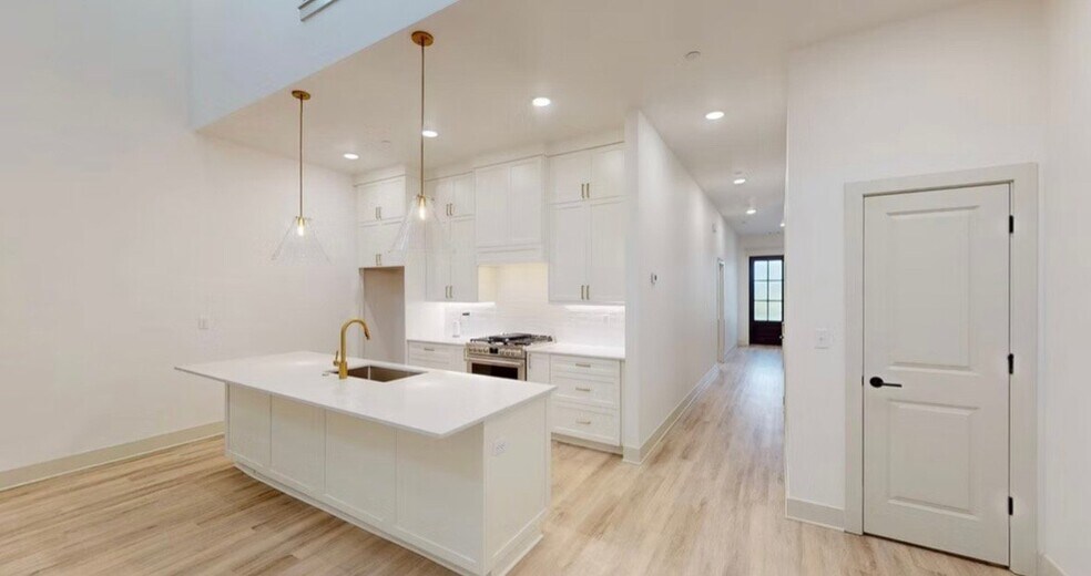 Building Photo - 5902 S Bellview Rd