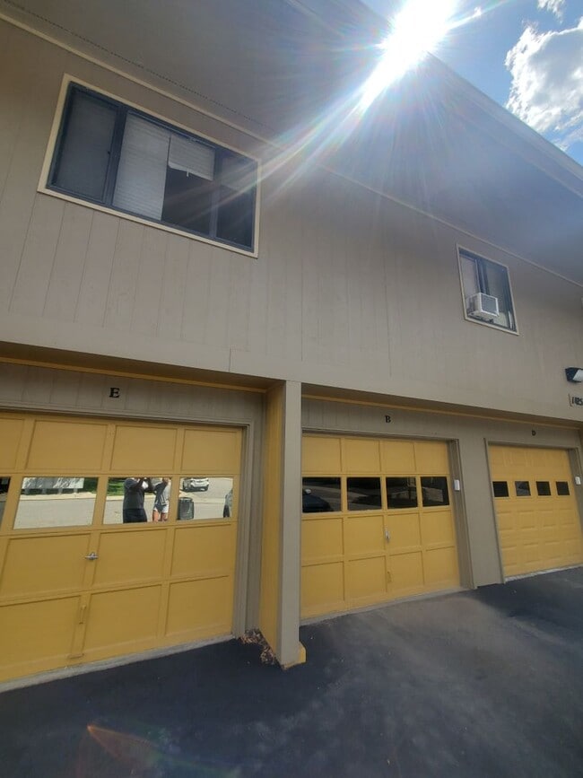 Building Photo - Updated and Spacious 1 Bedroom with Attached Garage!