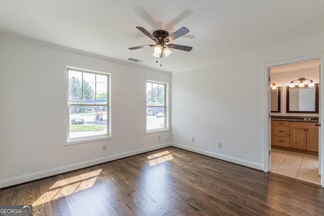 Building Photo - 1410 Eastland Rd SE