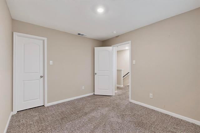 Building Photo - 305 Honeysuckle Ln