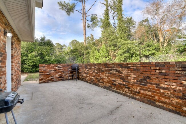 Building Photo - Great Location 4 Bedroom