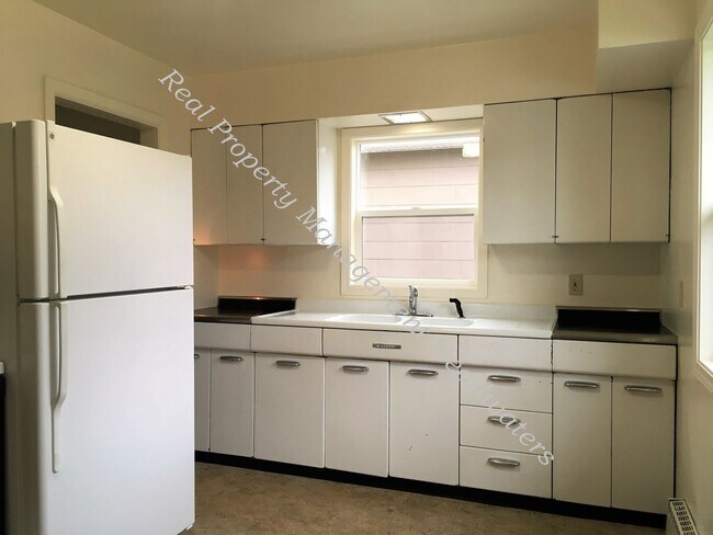 Building Photo - 3 Bedroom House for Rent