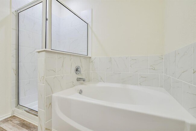 Building Photo - 526 Purple Heart Dr