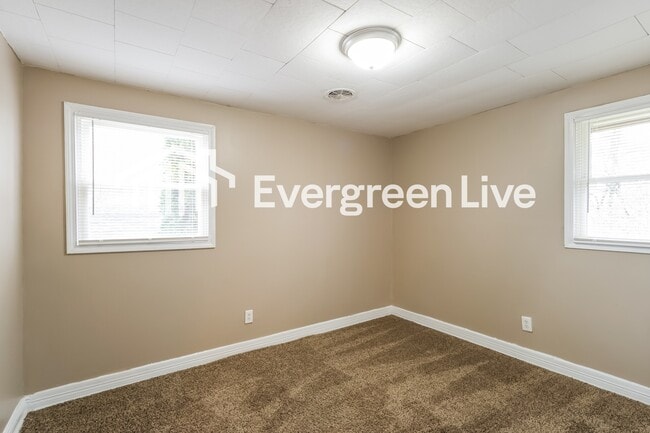 Building Photo - 107 W Leslie Ave