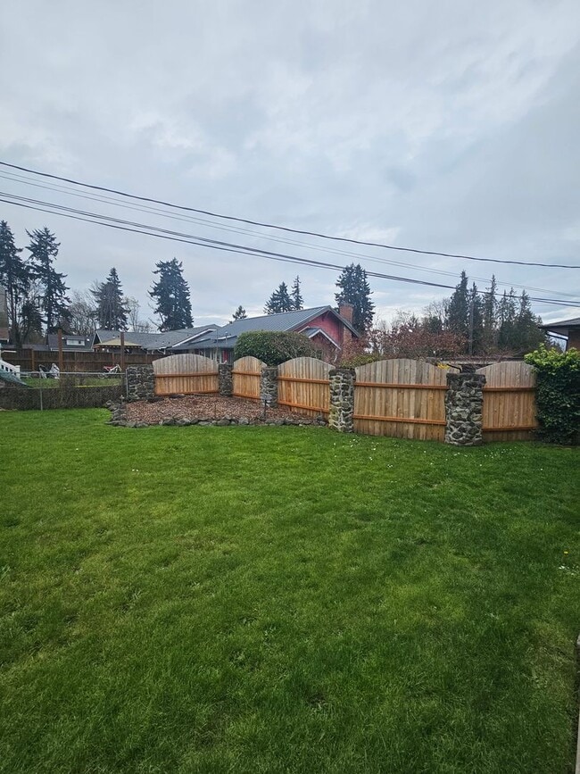 Building Photo - 1404 S Cherry St