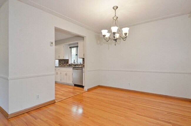 Building Photo - Spacious 5-Bed 3-Bath Home in Edina - Available Now!