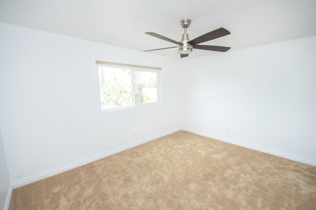 Building Photo - 2BR/1.5BA Condo! 2 parking spaces