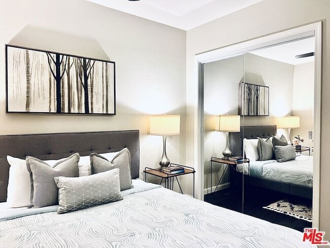 Building Photo - 1618 N Kenmore Ave