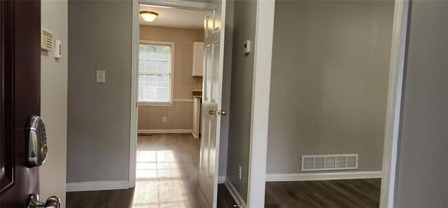 Building Photo - 401 Barbashela Dr