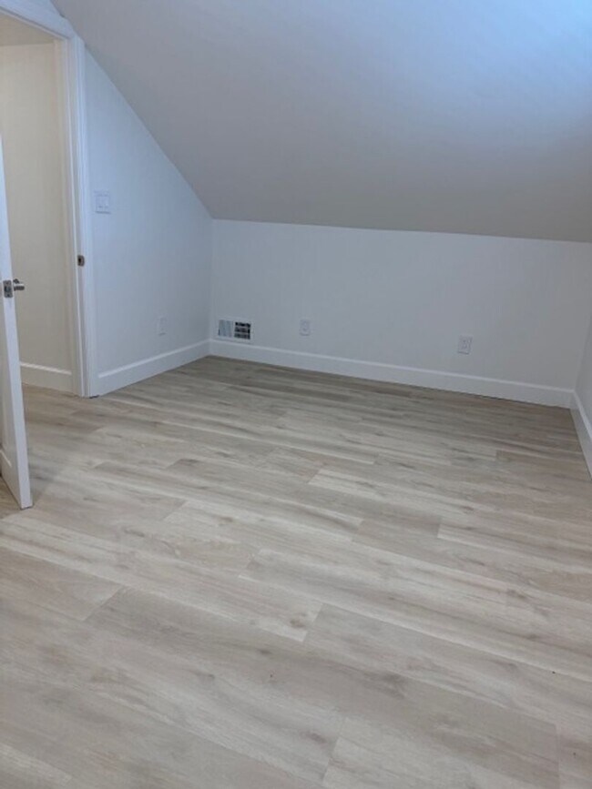 Building Photo - Great 2 bedroom, 1 bathroom house with office/bonus room and Ocean Views near DLI and downtown Mo...