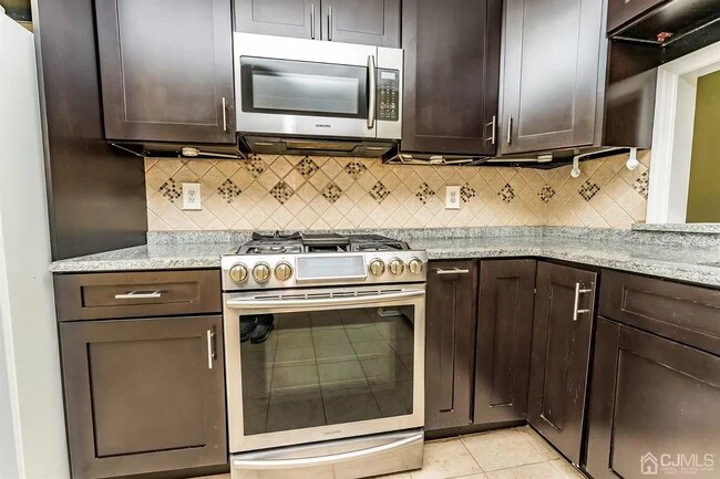Kitchen - 208 Woodbridge Commons Way