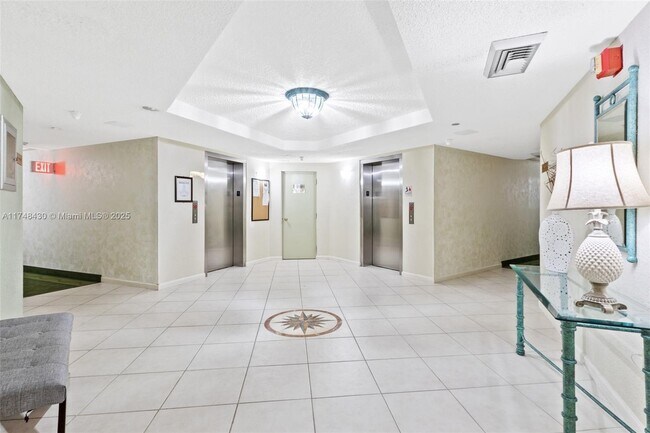 Building Photo - 1100 St Charles Pl