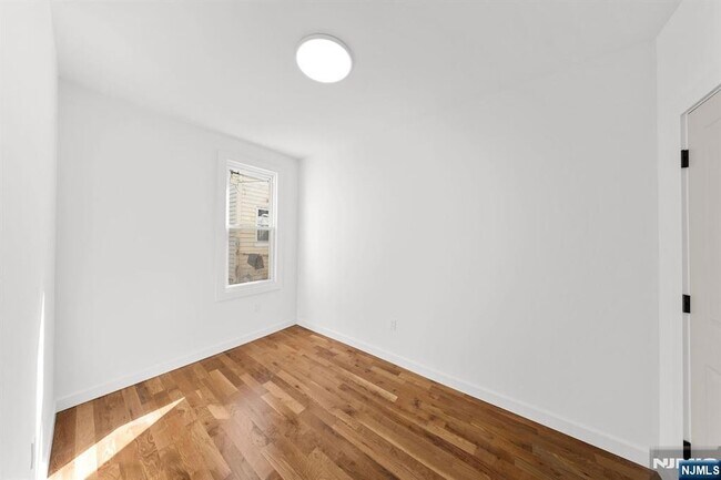 Building Photo - 319 William St