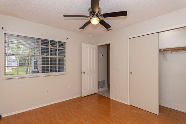 Building Photo - 2bedroom 2 bath townhouse with 2 car garage