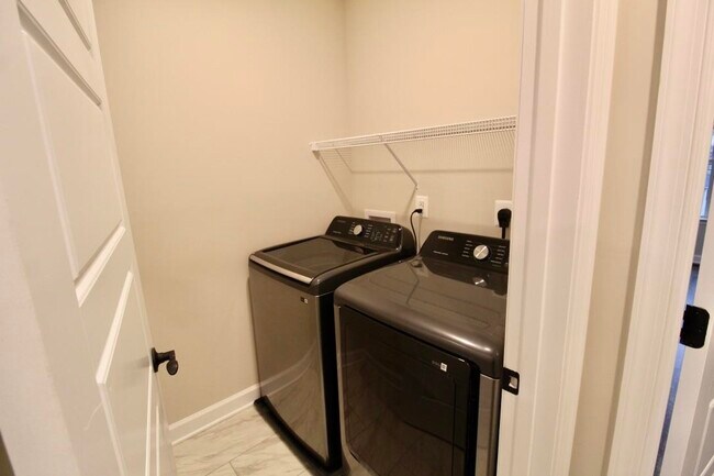 Building Photo - 1441 DERBY Dr