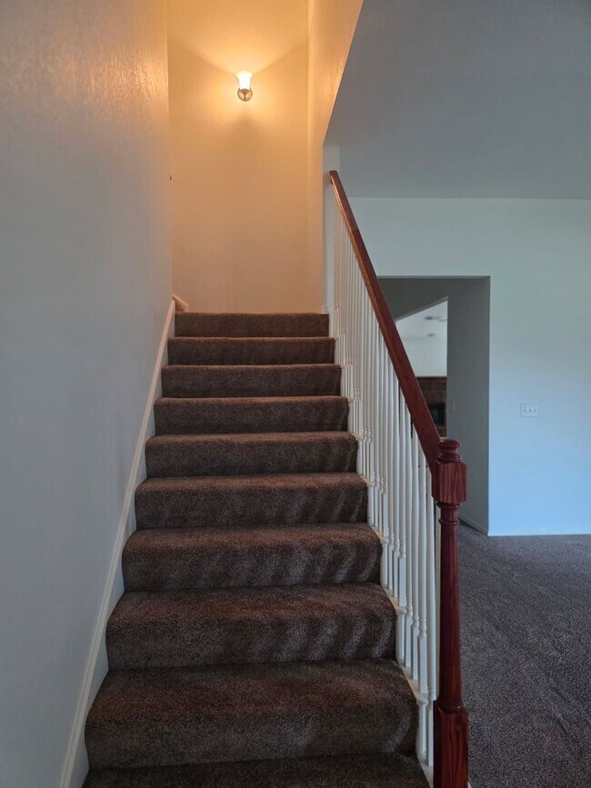 Building Photo - Come make this lovely 4 bedroom 2 bath, 2+...