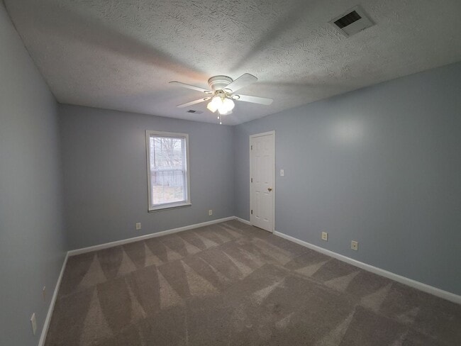 Building Photo - $1250 - 3 Bedroom 1 Bath Home offering Sunroom!