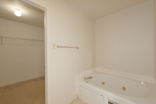 Building Photo - Spacious 4-Bed Waterfront Home in Westmere...