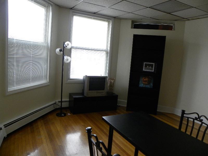 Building Photo - 879 Beacon St