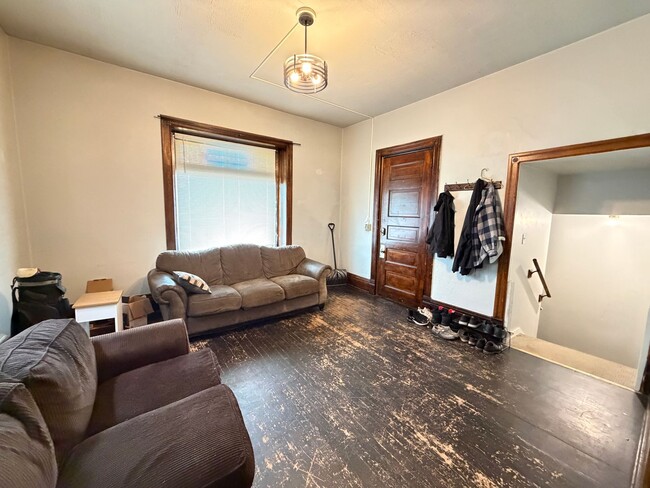 Building Photo - Large 3 Bedroom Open July 1st!