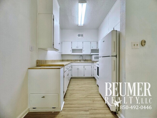 Building Photo - Charming Updated 2br/1ba Mid-Century Cottage