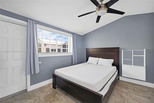 Building Photo - 818 NE 3rd St