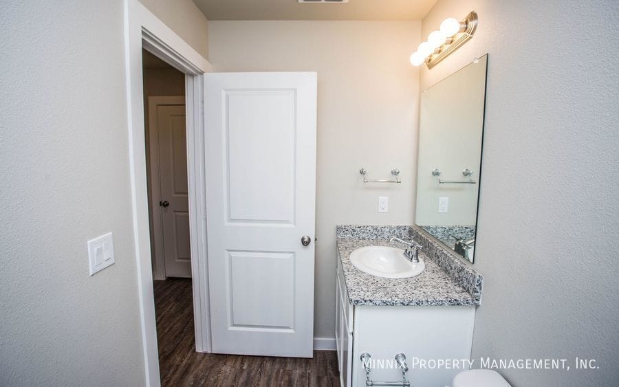 Building Photo - 407 E 21st St