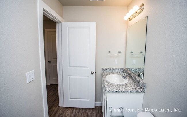 Building Photo - 407 E 21st St