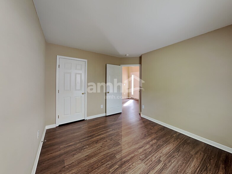 Building Photo - 127 Bathurst Ln