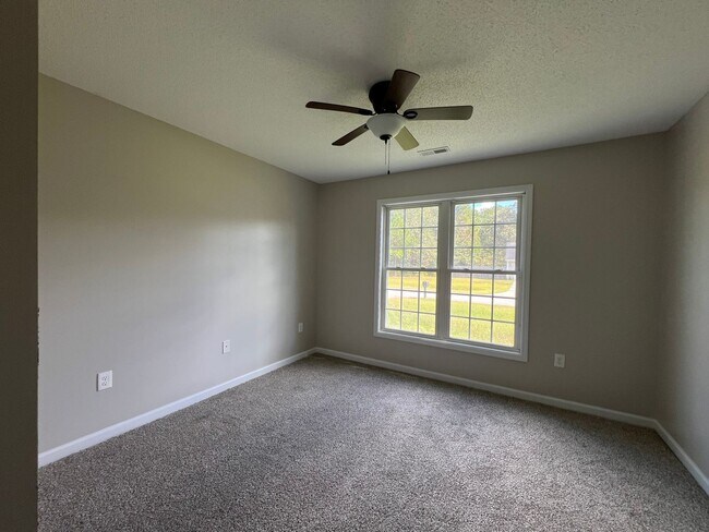 Building Photo - Charming three bedroom two bath home that is located close to MCAS New River and Stone Bay. Just ...